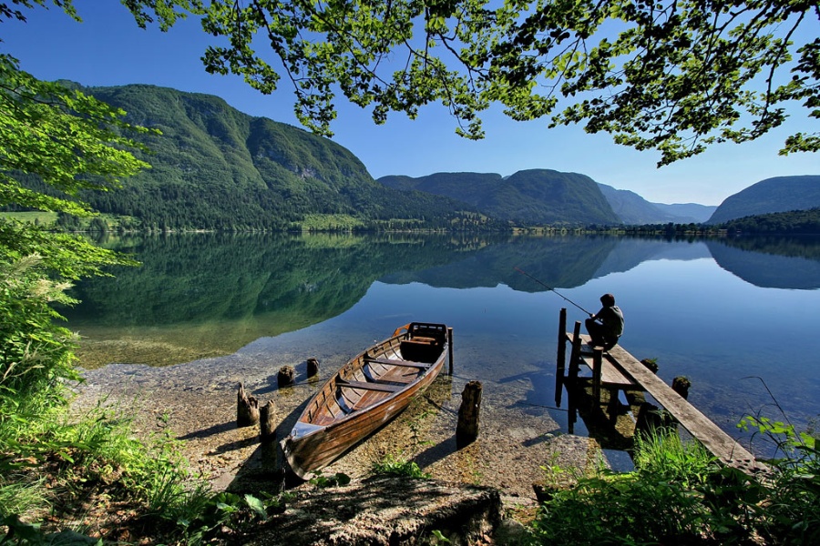 http://www.slovenian-alps.com/en/imagelib/magnify/default/kaj-odkriti/image/vodnik/bohinj-jezero-ribic.jpg